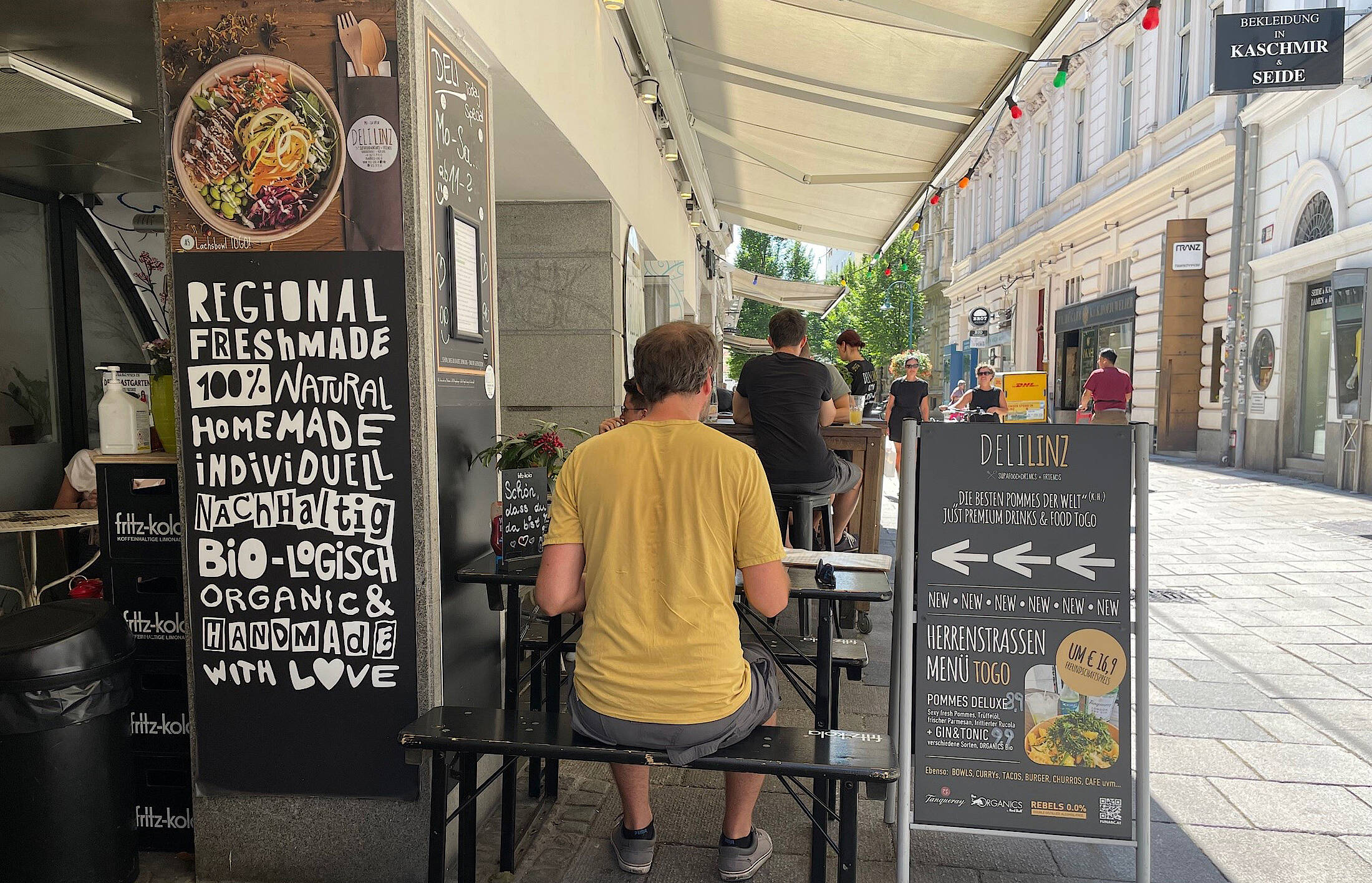 Außenbereich bei Deli Linz in der Herrenstraße.