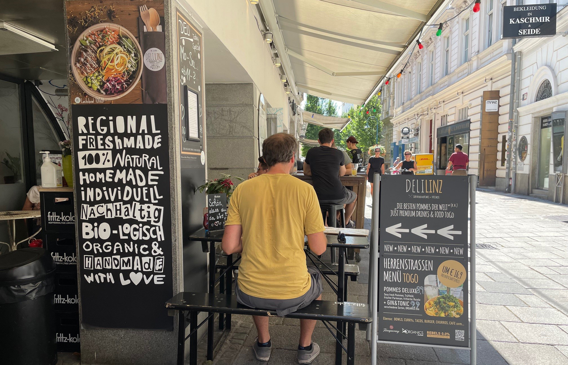 Außenbereich bei Deli Linz in der Herrenstraße.